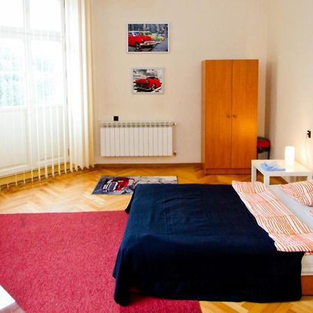 B Movie Guest Rooms Krakow Luaran gambar