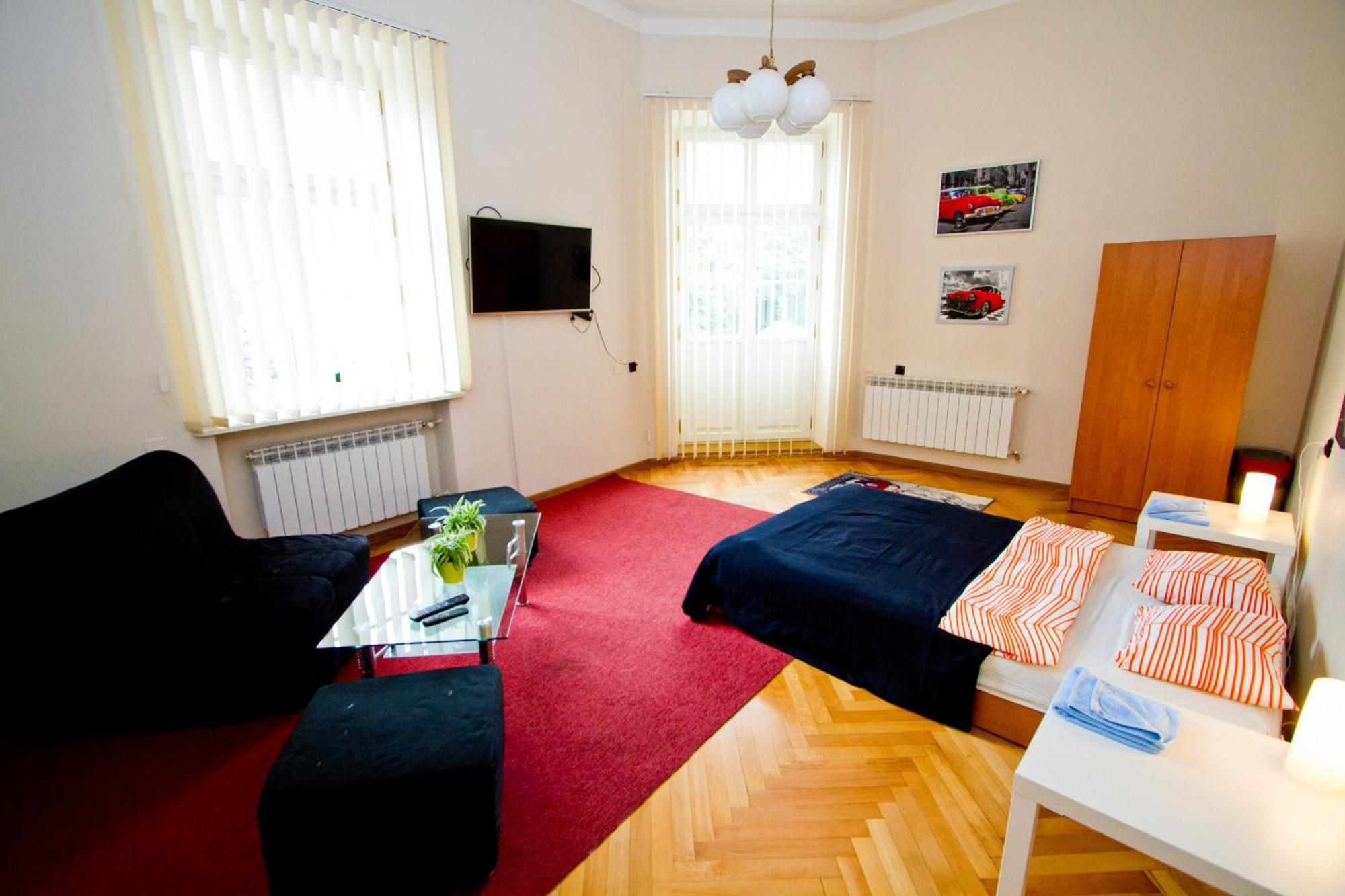 B Movie Guest Rooms Krakow Luaran gambar