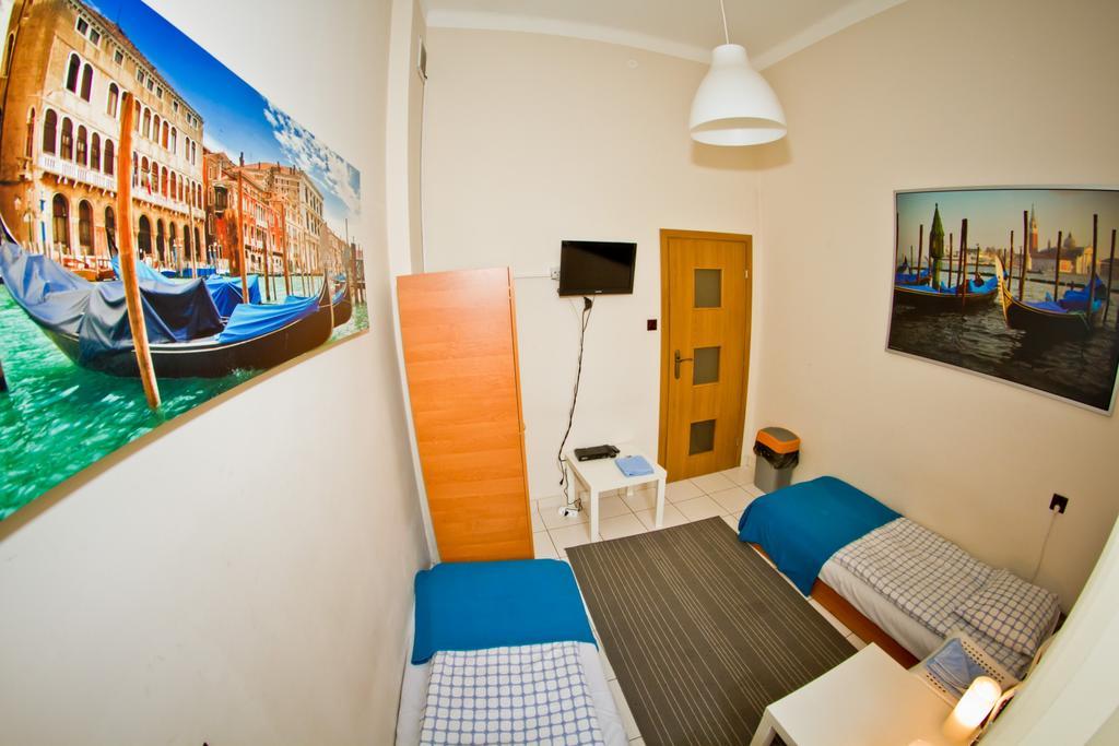 B Movie Guest Rooms Krakow Bilik gambar