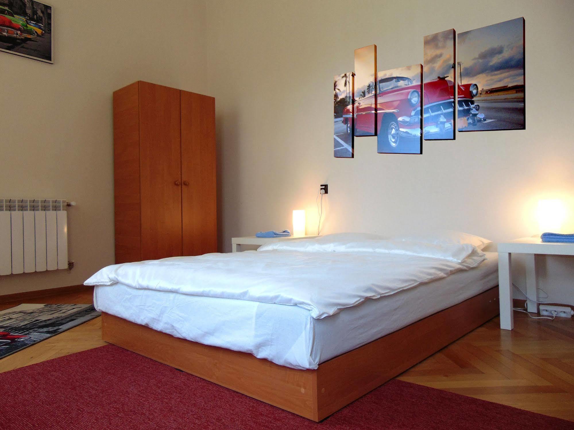 B Movie Guest Rooms Krakow Luaran gambar