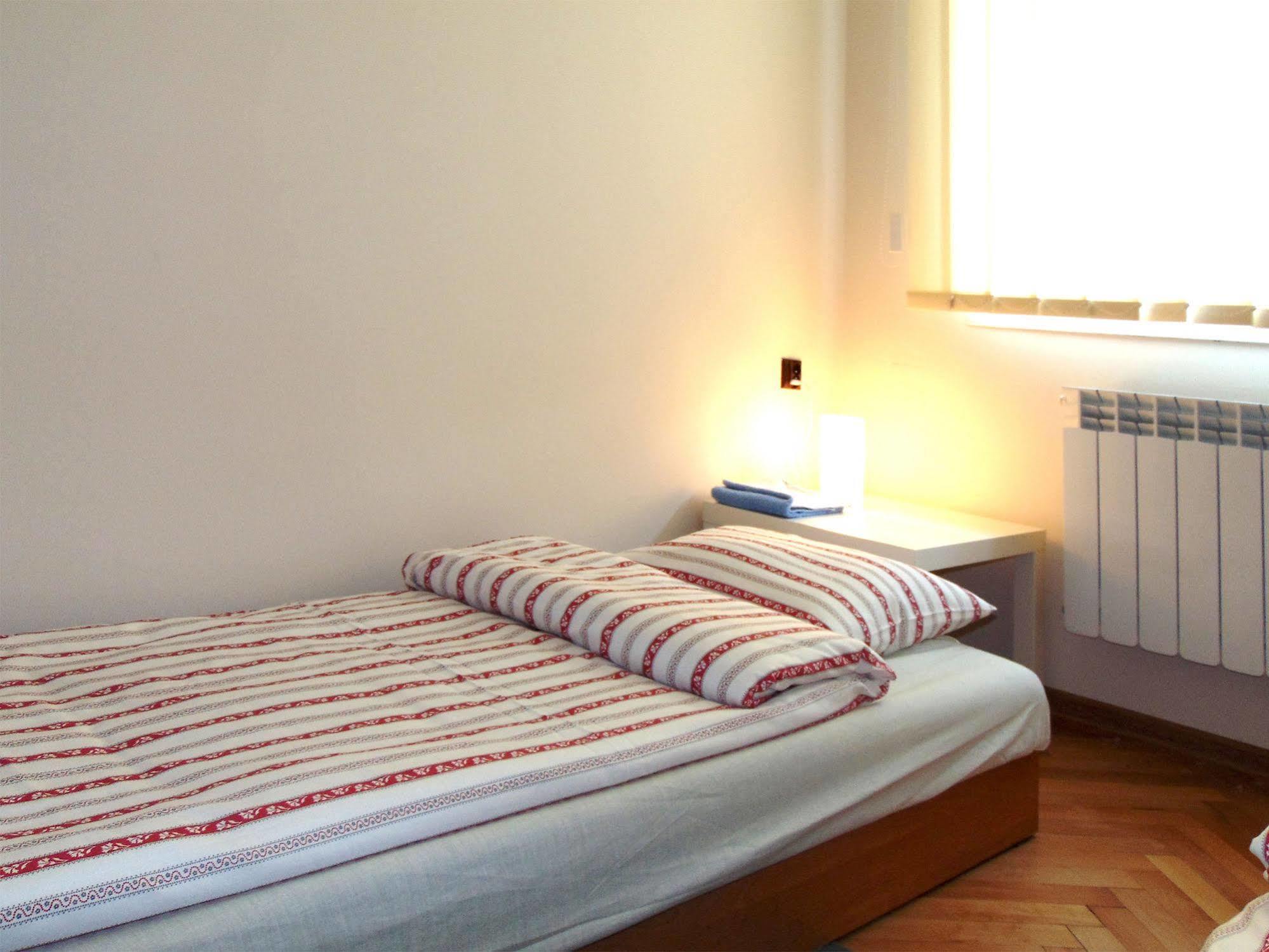 B Movie Guest Rooms Krakow Luaran gambar