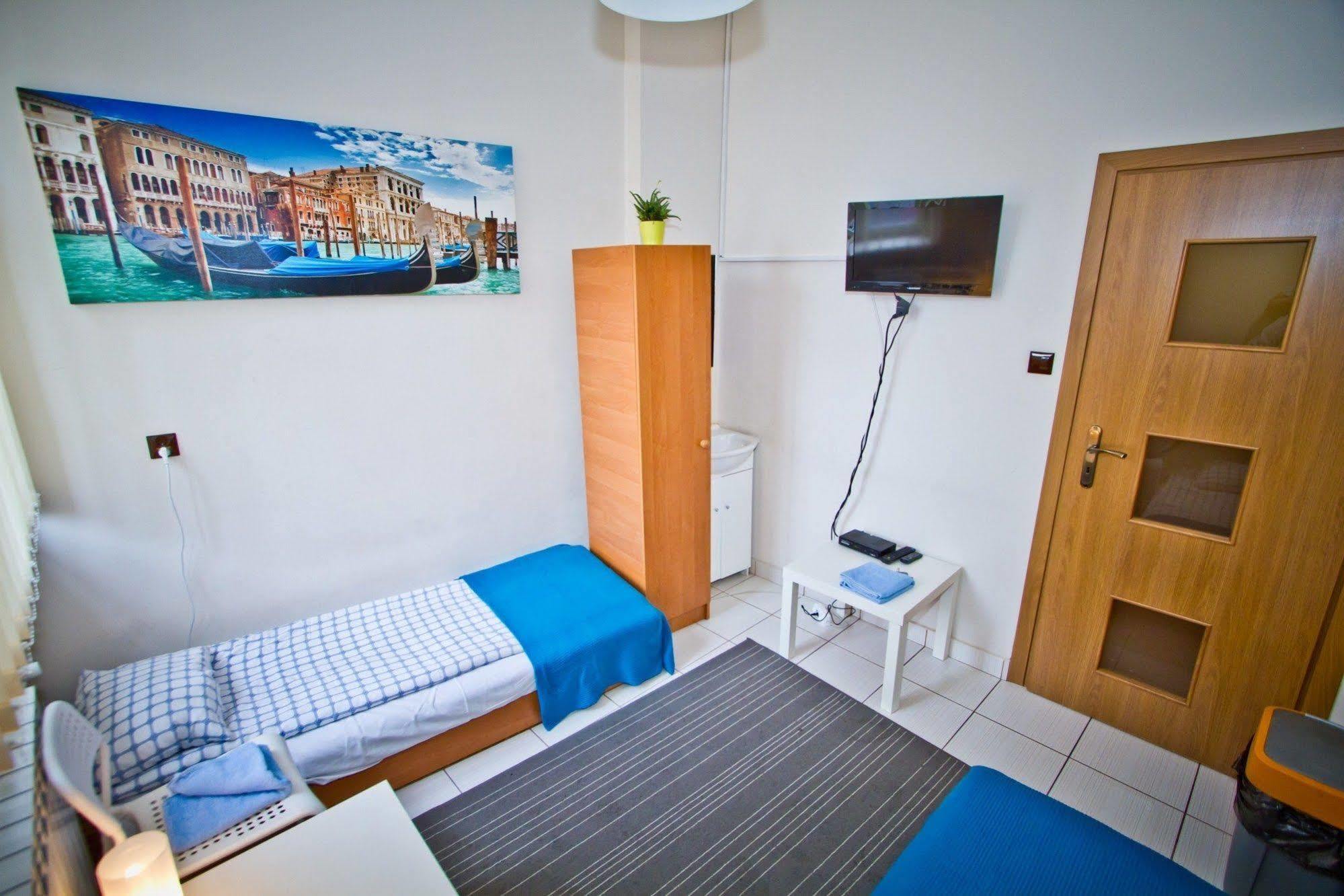 B Movie Guest Rooms Krakow Luaran gambar